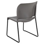 Chaise empilable ergonomique à dossier plein avec piétement luge thermolaqué, capacité de 399 kg