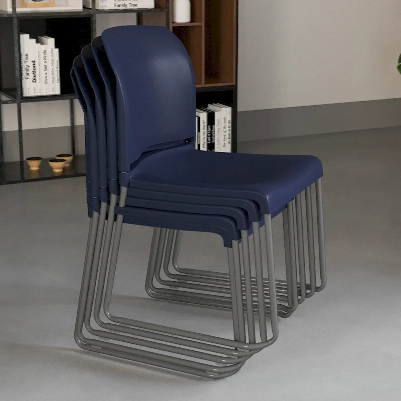 Chaise empilable ergonomique à dossier plein avec piétement luge thermolaqué, capacité de 399 kg